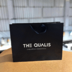 Bolsa "THE QUALIS". Medidas 30 alto x 40 ancho x 12 fuelle